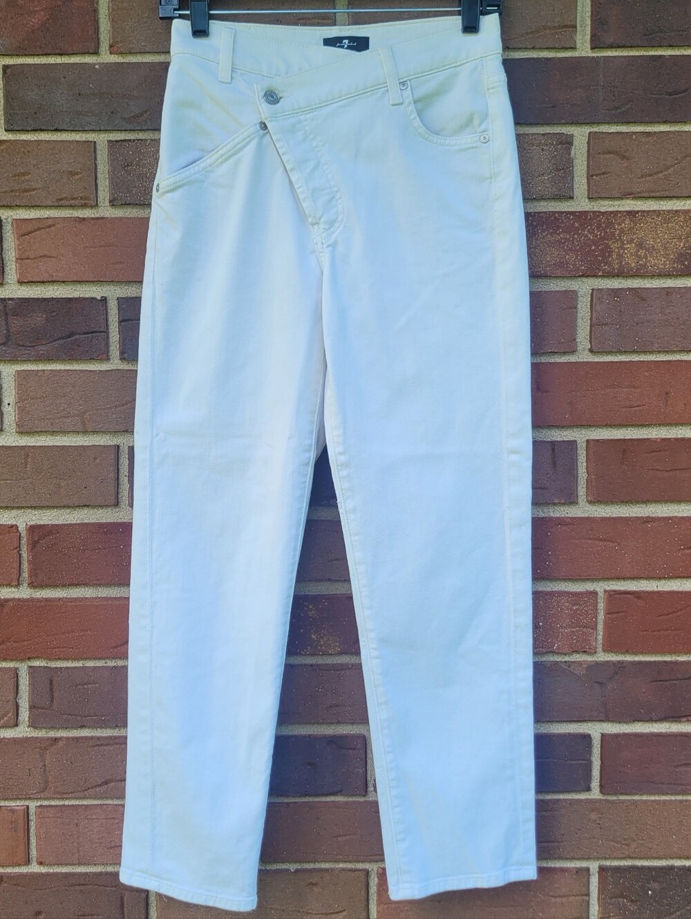 7 For All Mankind Asymmetric Waist White Straight Jeans Fun Pockets Size 25x26.5